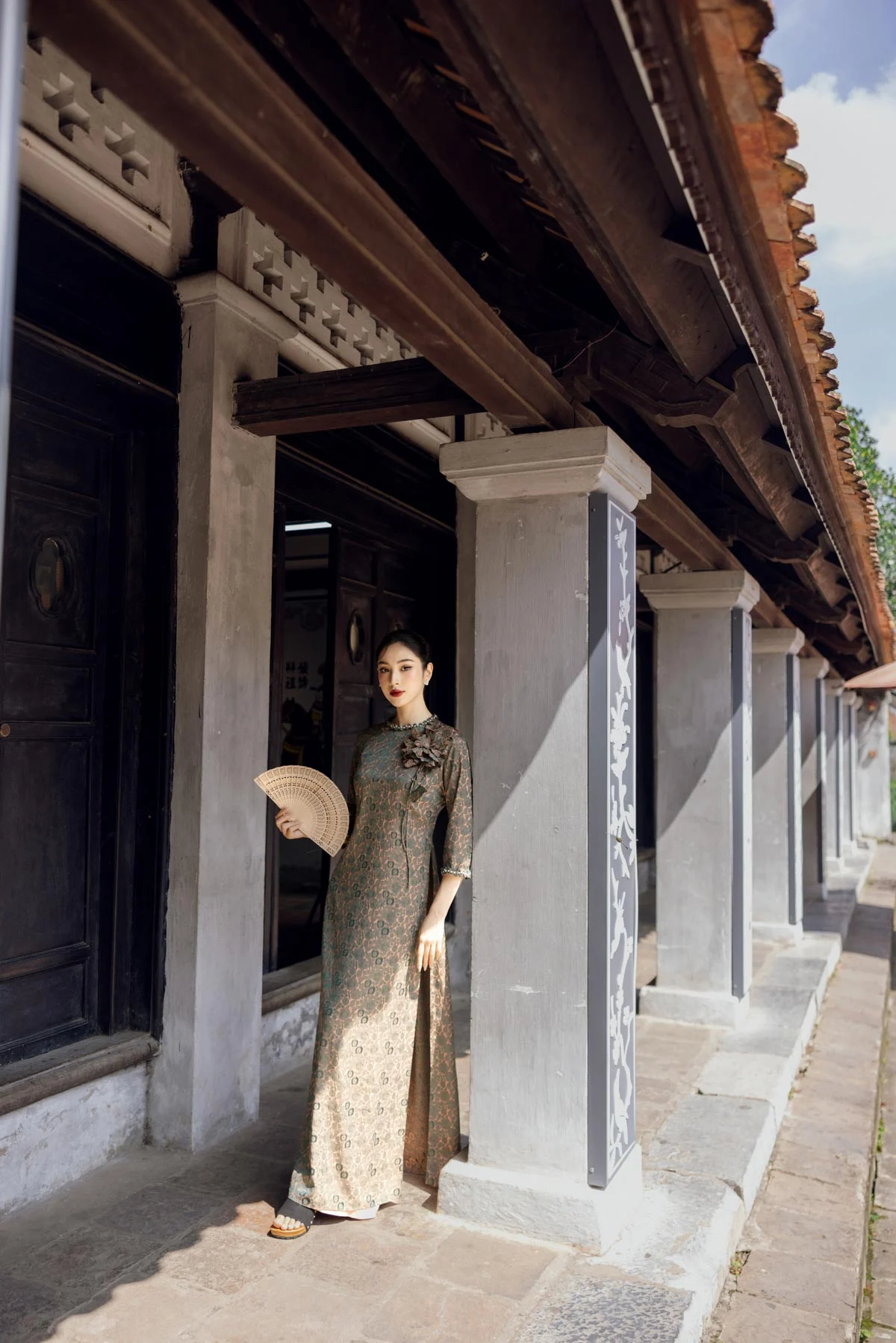 Áo dài cách tân vải tơ dáng suông dài hai tà cổ tàu tay áo giác lăng thân áo đính hoa 3D cao cấp #2