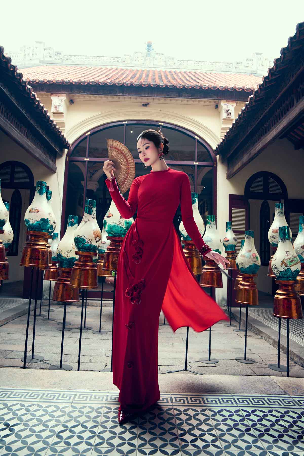 Áo dài truyền thống vải nhung dáng ôm cổ tròn thân đính hoa 3D cao cấp