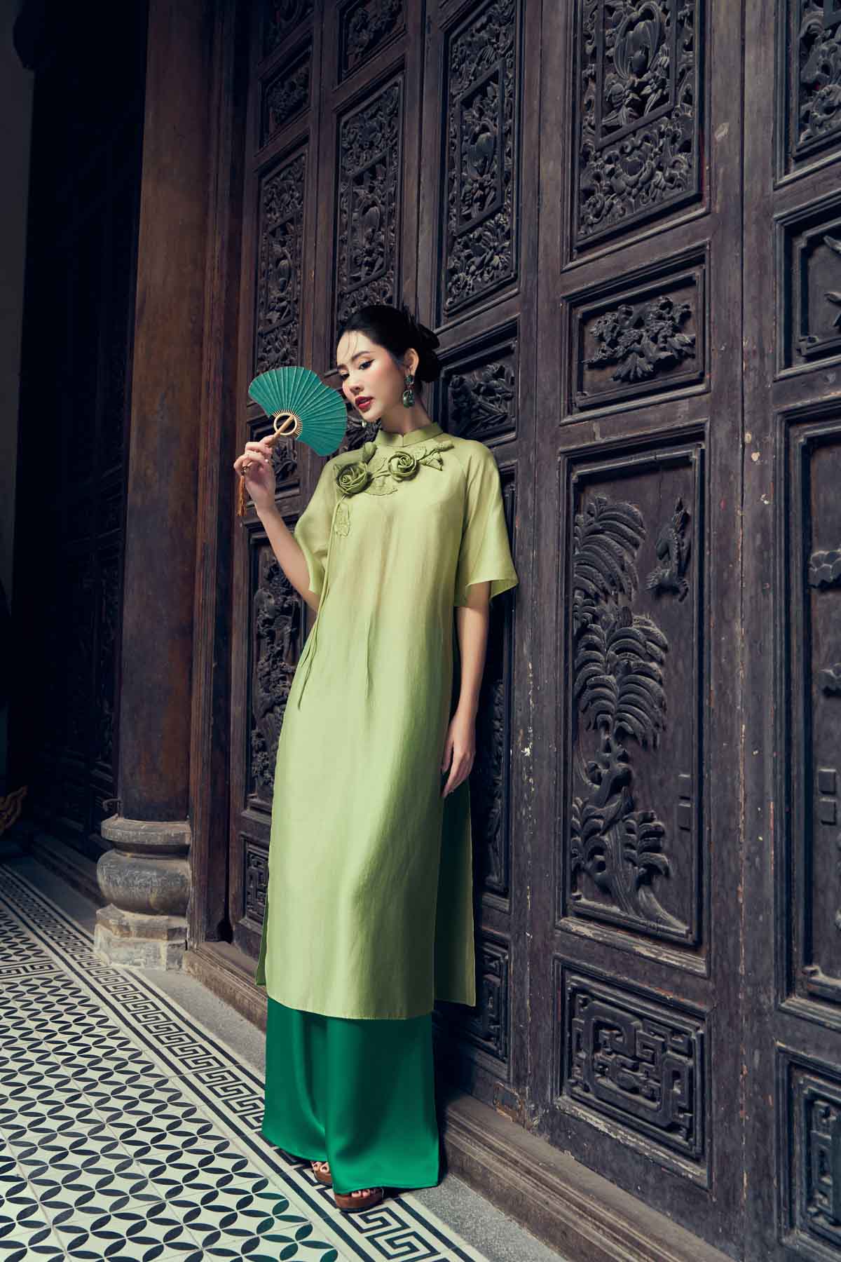 Áo dài cách tân vải tơ dáng suông hai tà cổ tàu tay áo giác lăng thân áo đính hoa 3D cao cấp