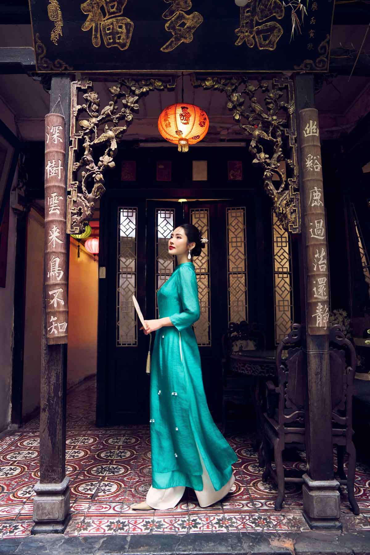 Áo dài truyền thống vải tơ dáng ôm hai tà cổ tàu tay dài thân áo đính ngọc tạo kiểu