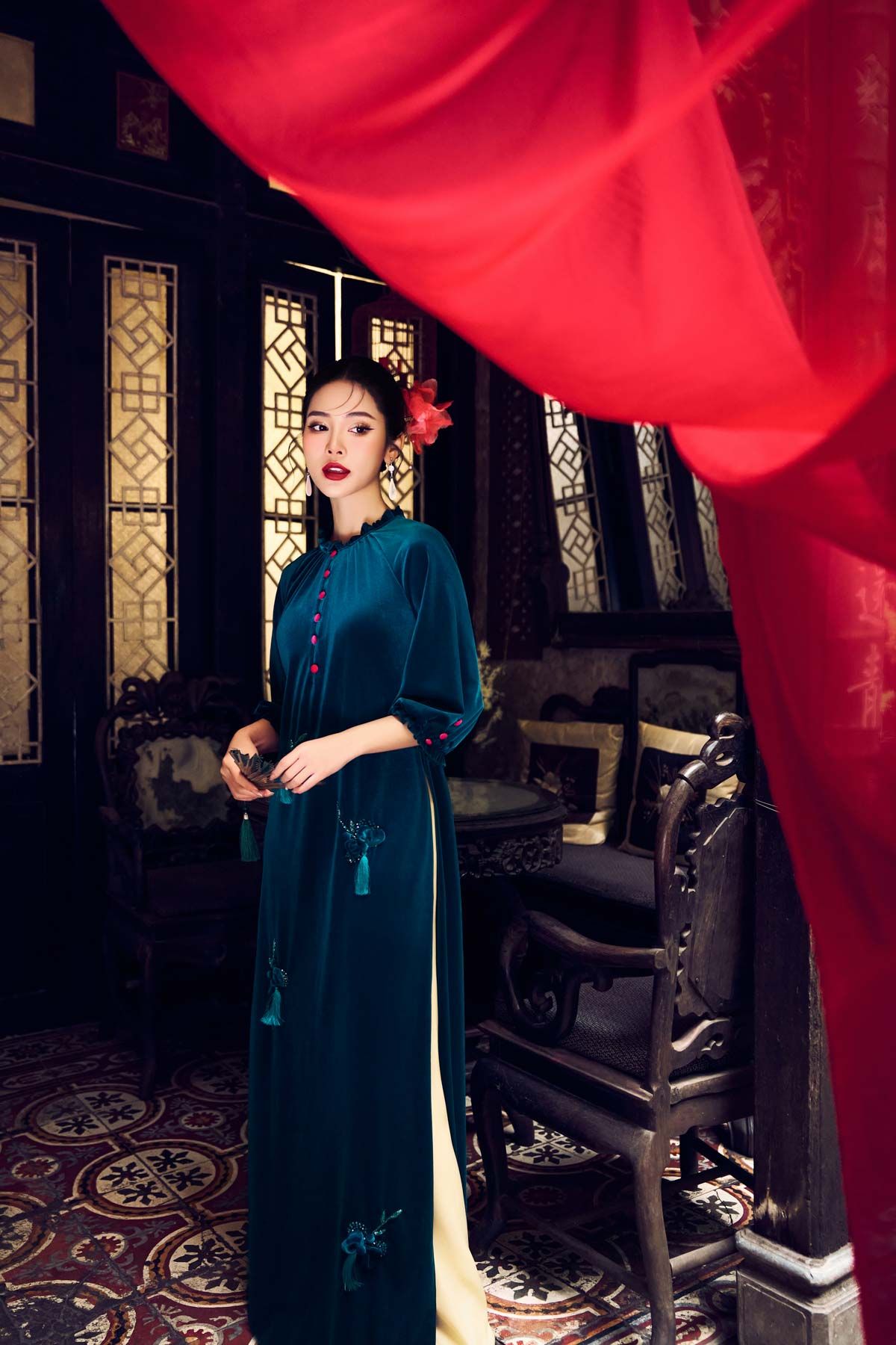 Áo dài dáng suông vải nhung cổ tròn tay lửng ngực áo đính khuy bọc tạo kiểu thân áo phối tua rua thời trang